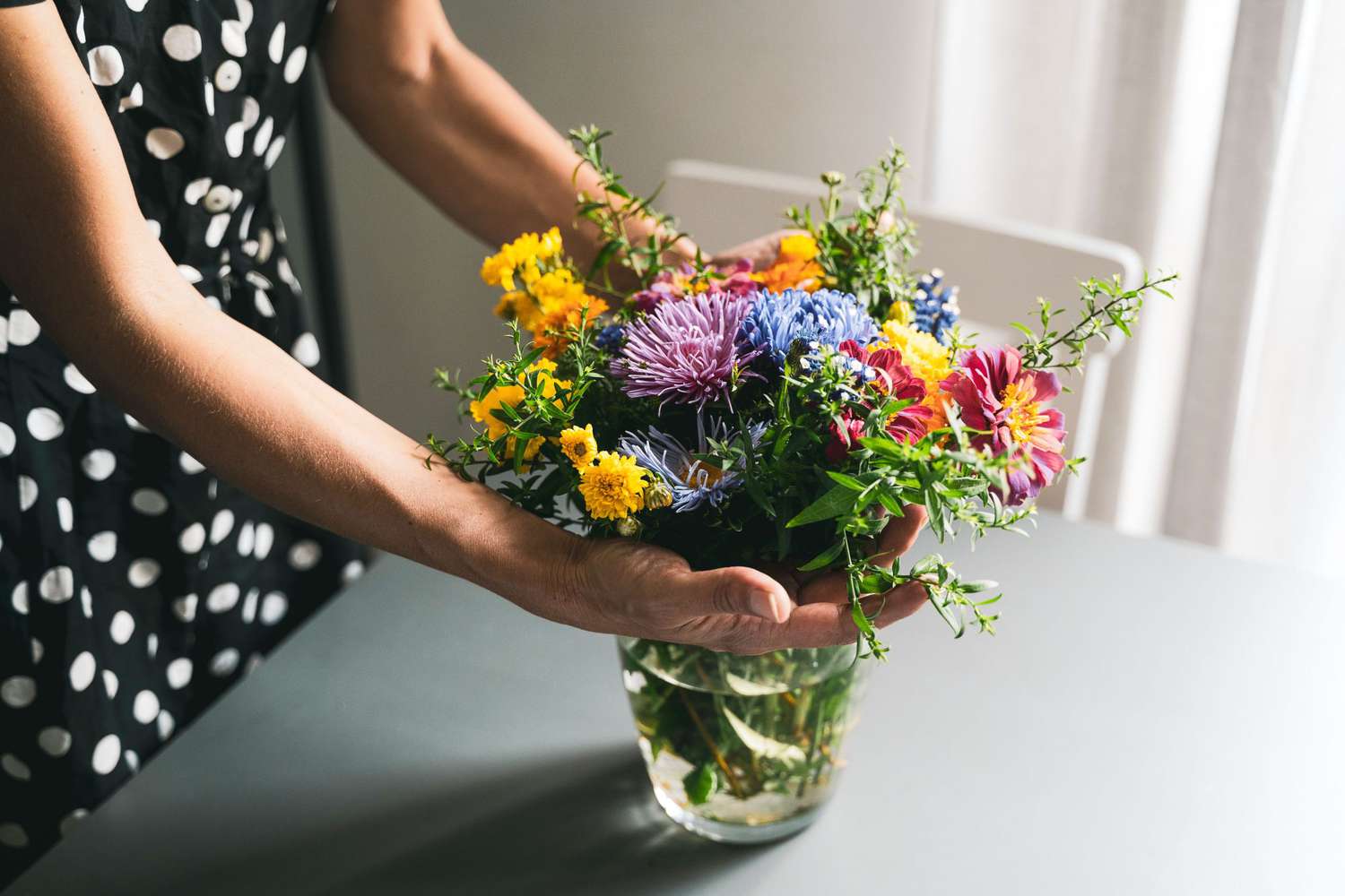 Transform Your Space: A Guide to Arranging Flowers in a Vase插图