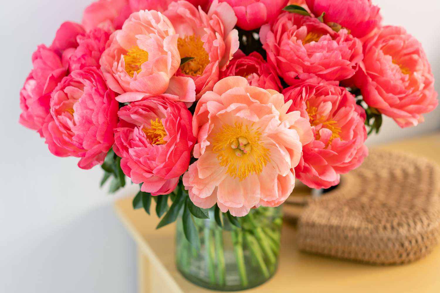 Transform Your Space: A Guide to Arranging Flowers in a Vase插图2