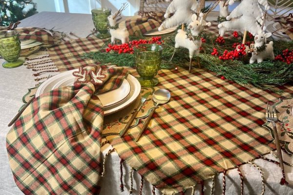 Spreading Holiday Cheer: Coffee Table Christmas Decor Ideas缩略图