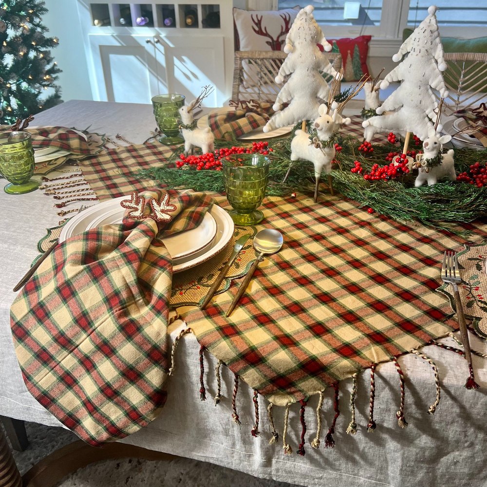 Spreading Holiday Cheer: Coffee Table Christmas Decor Ideas缩略图