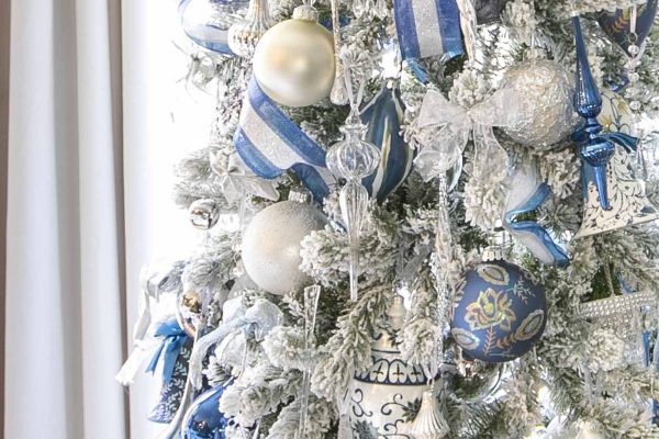 A Winter Wonderland: White Christmas Tree with Blue Decorations缩略图