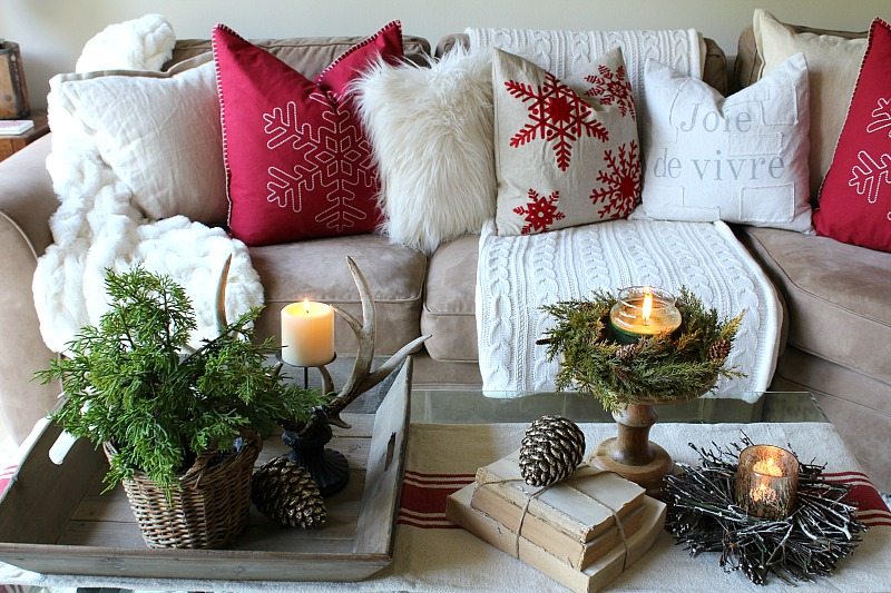 Spreading Holiday Cheer: Coffee Table Christmas Decor Ideas插图4