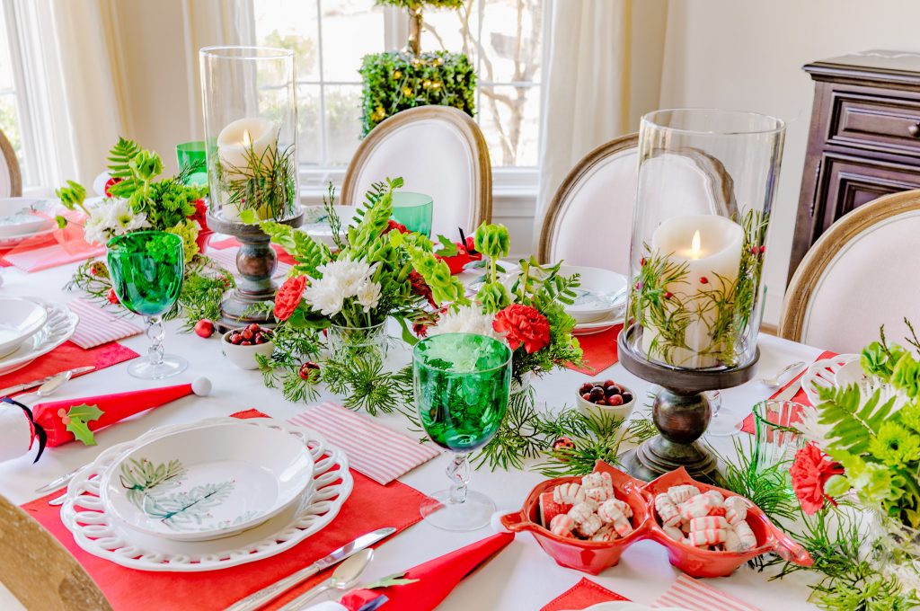 A Festive Feast for the Eyes: Red Christmas Table Decorations插图3
