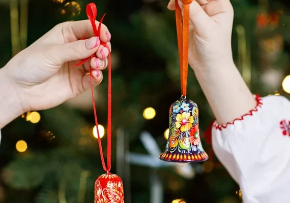 Ring in the Cheer: Decorating with Christmas Bells缩略图