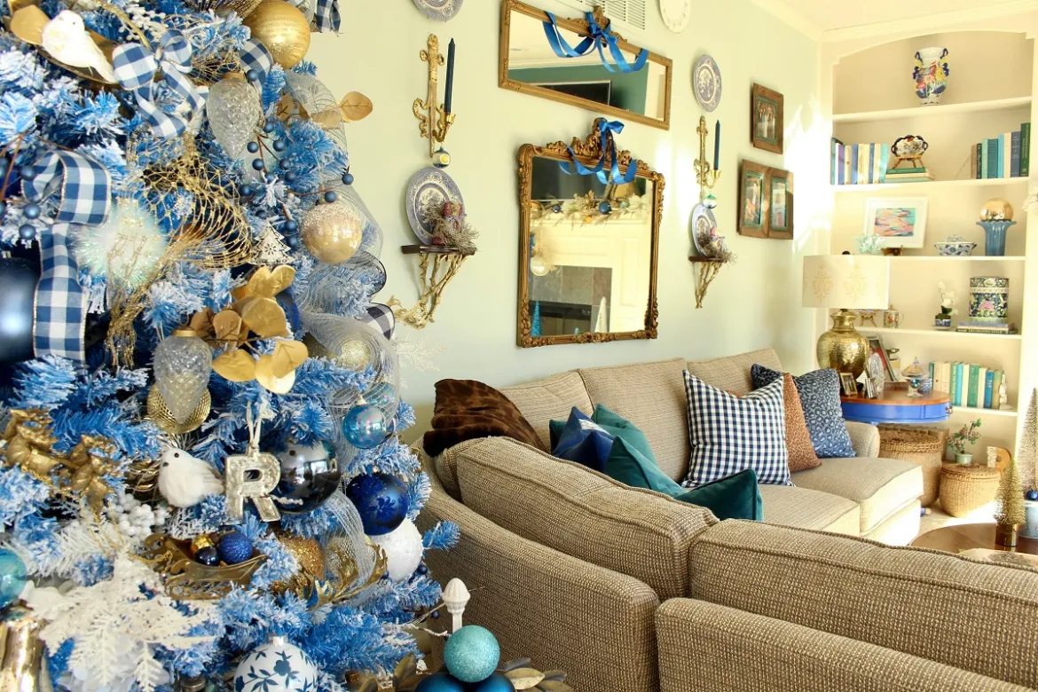 Winter Wonderland: White Christmas Tree with Blue Accents插图3