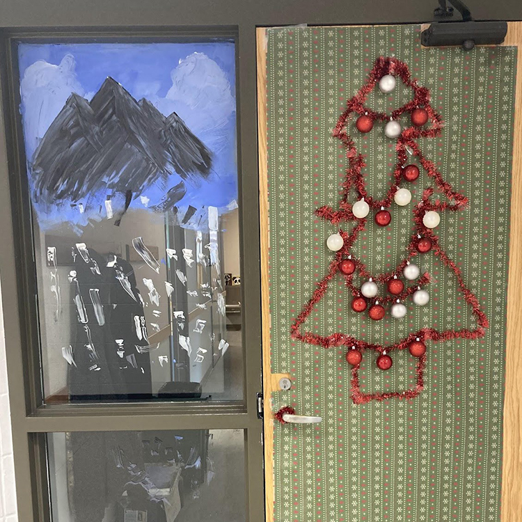 christmas door decorating