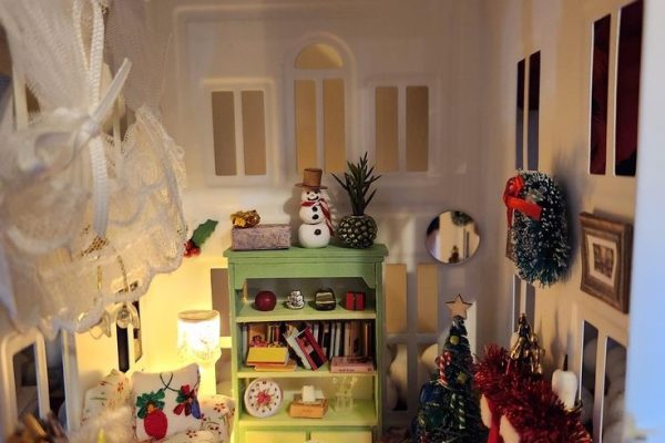 decorating a dollhouse for christmas